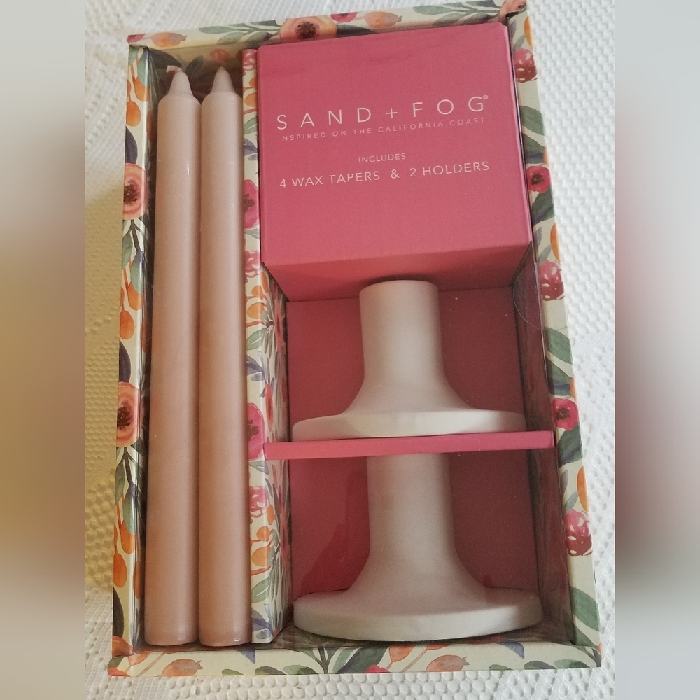 NIB Sealed  Sand + Fog 4 Wax Tapers & 2 Holders Pink